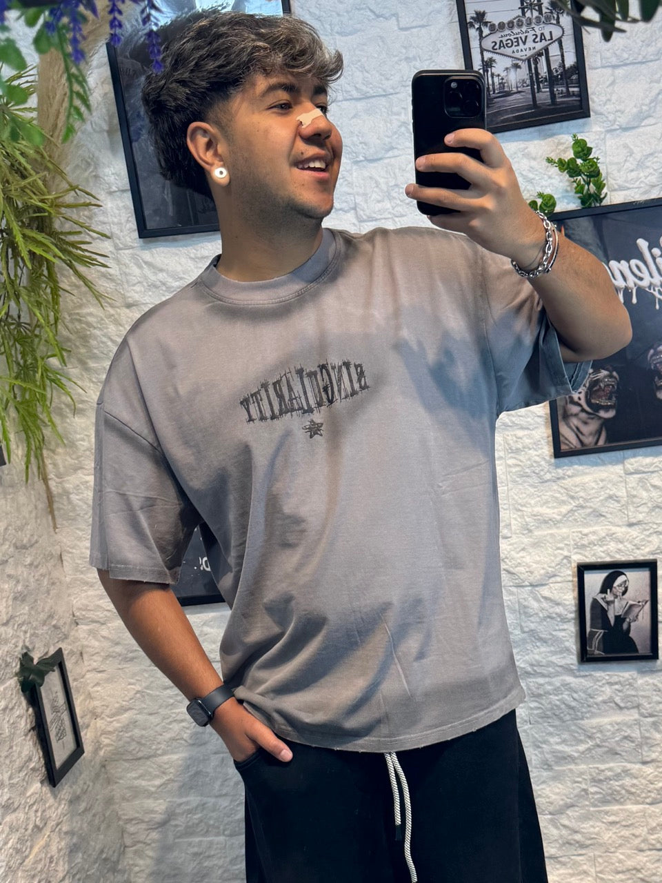 T-shirt grigio tortora con stampa "SINGULARITY" - OVERSIZE