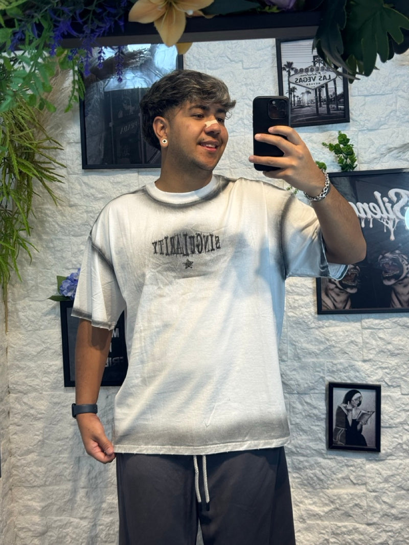 T-shirt bianca effetto sfumato con stampa "SINGULARITY" - OVERSIZE