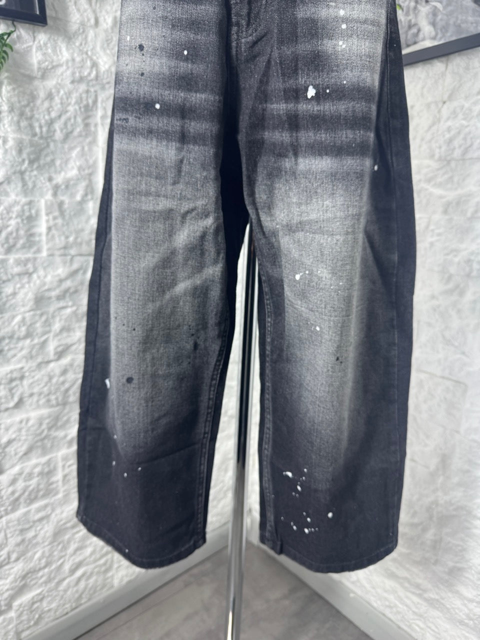 Jeans balloon nero in denim slavato con schizzi di vernice 6-16 anni