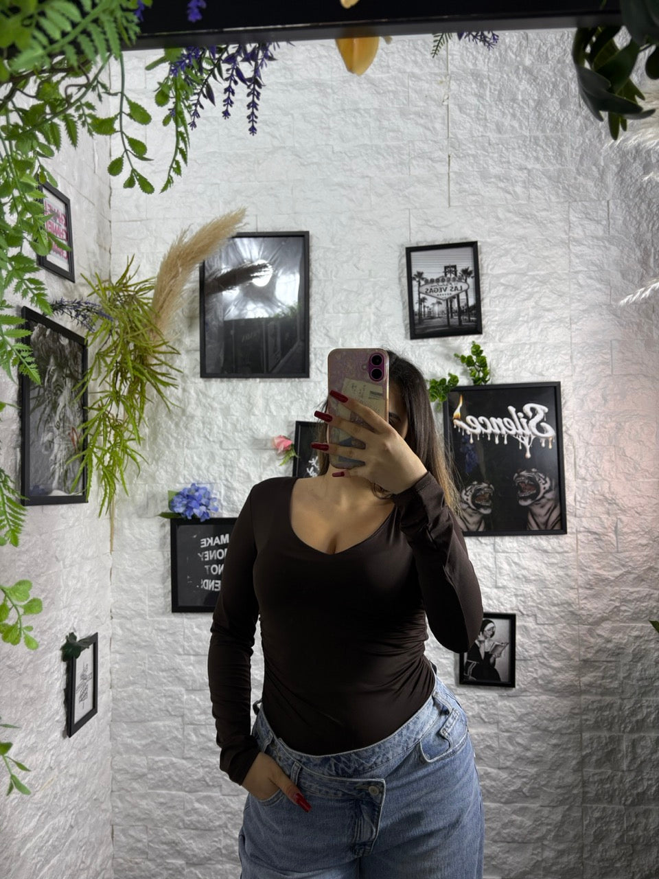 Body aderente in tinta unita con scollo a V e arricciatura laterale