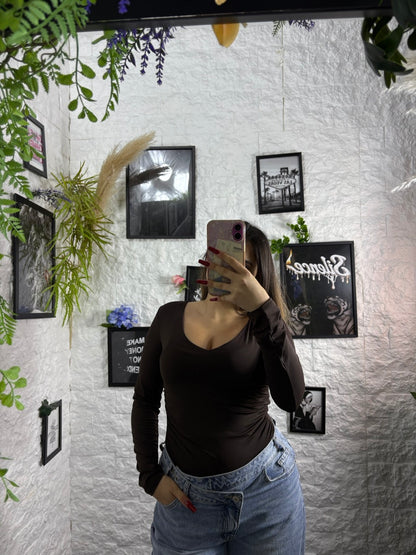 Body aderente in tinta unita con scollo a V e arricciatura laterale