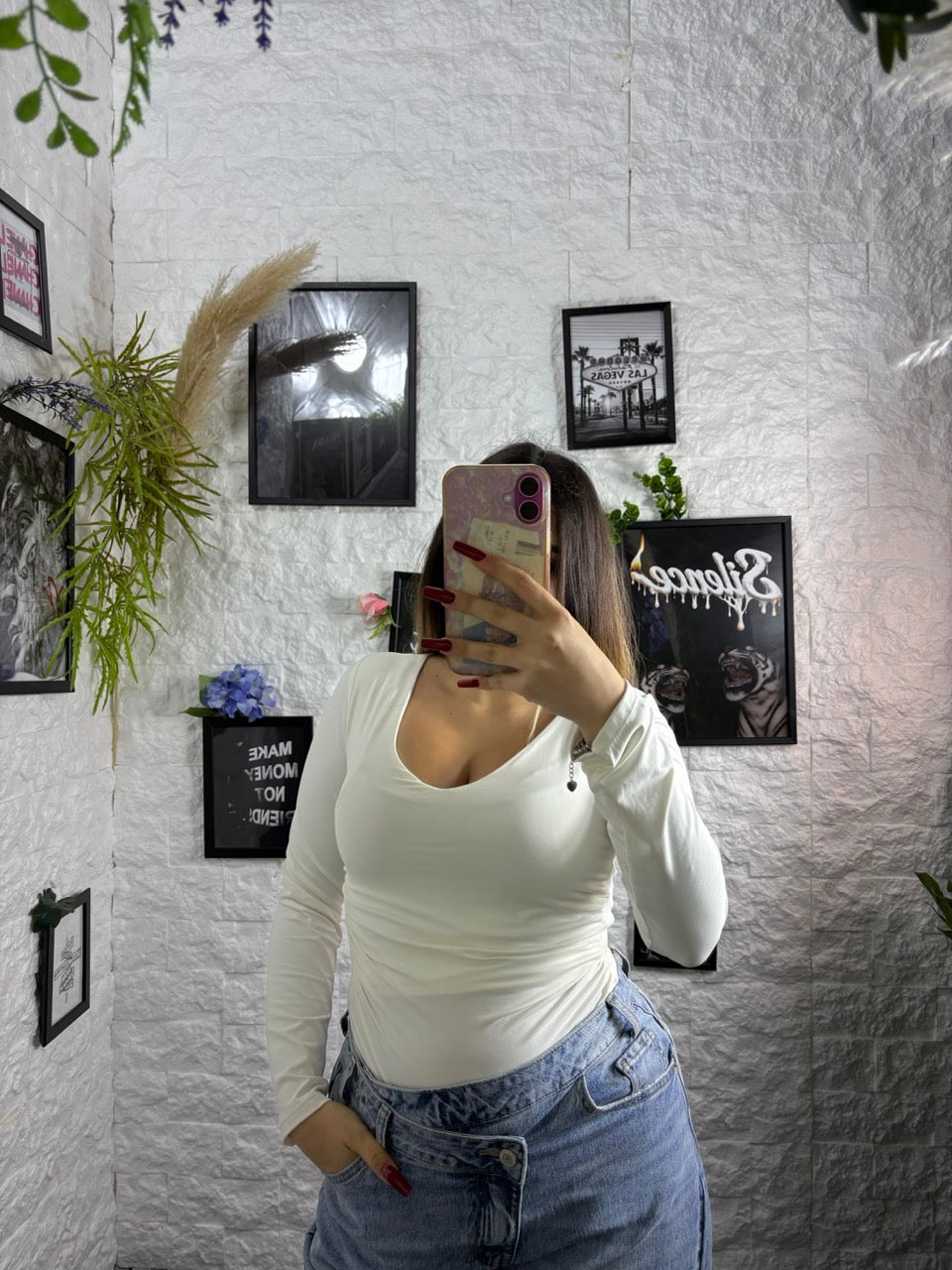 Body aderente in tinta unita con scollo a V e arricciatura laterale