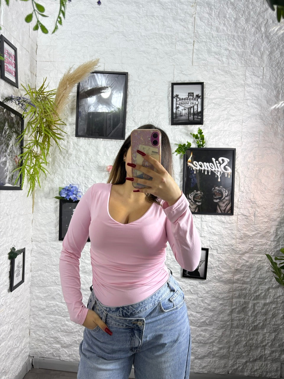 Body aderente in tinta unita con scollo a V e arricciatura laterale