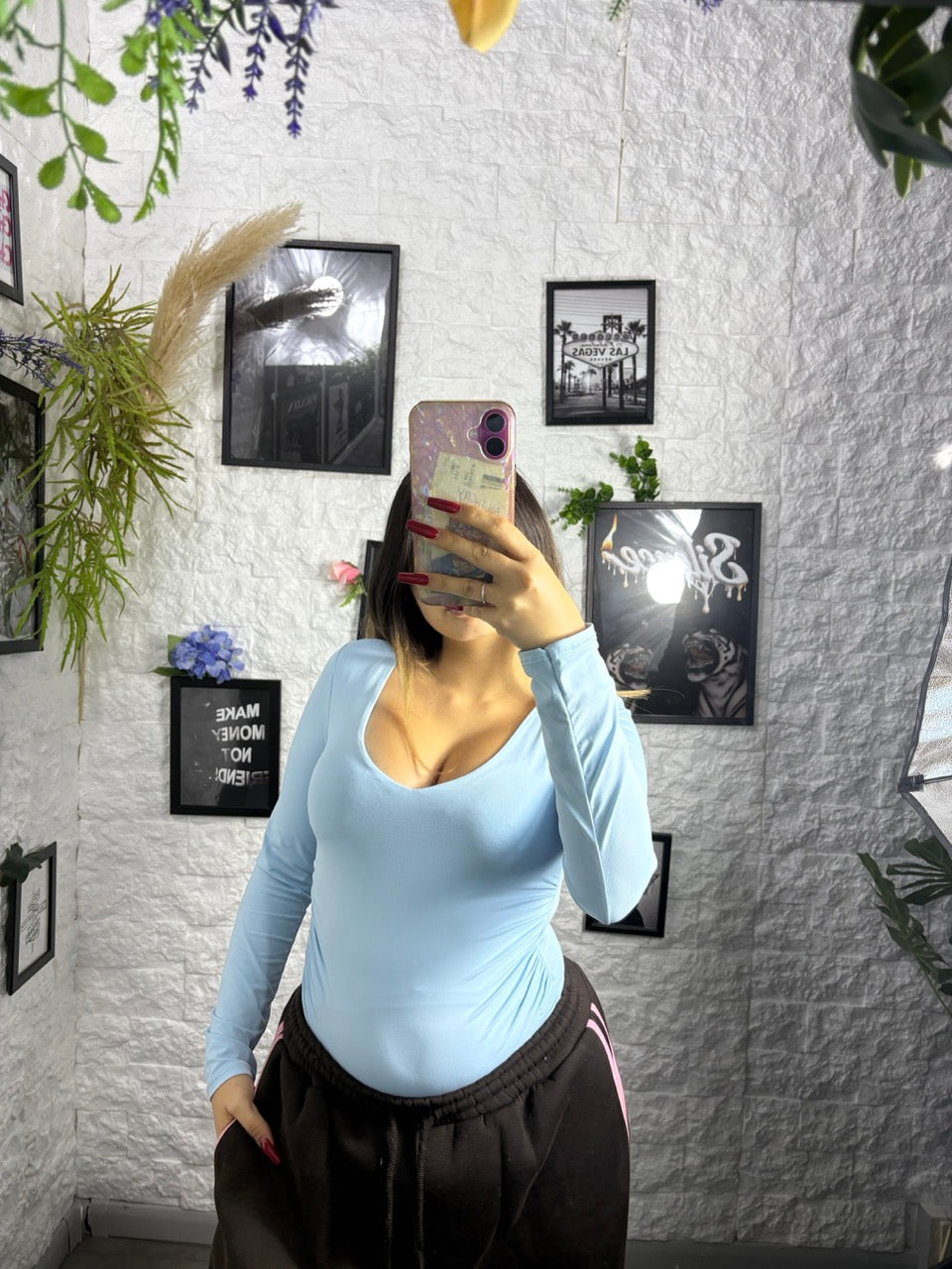 Body aderente in tinta unita con scollo a V e arricciatura laterale