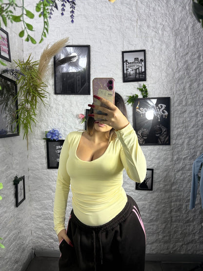 Body aderente in tinta unita con scollo a V e arricciatura laterale