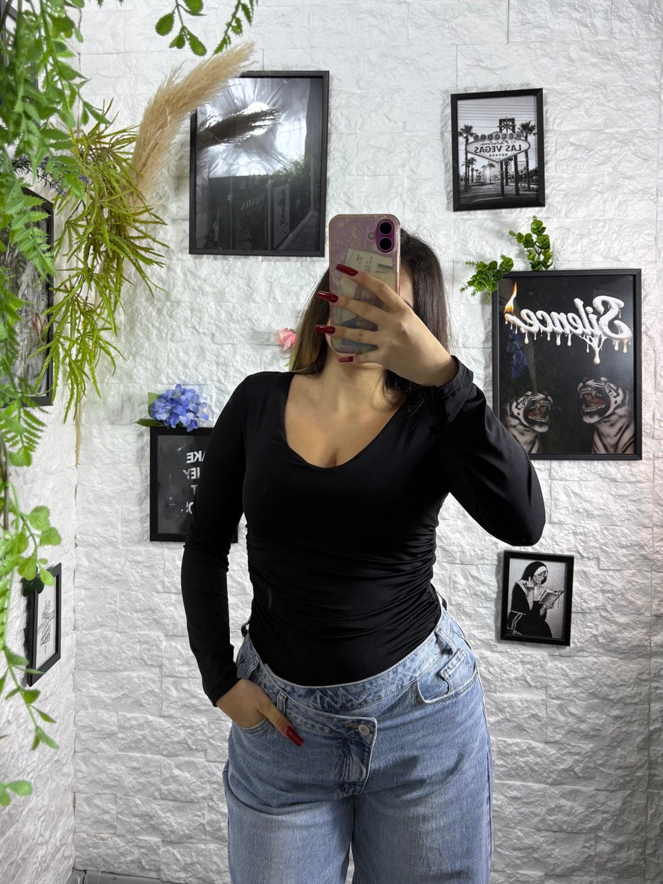 Body aderente in tinta unita con scollo a V e arricciatura laterale