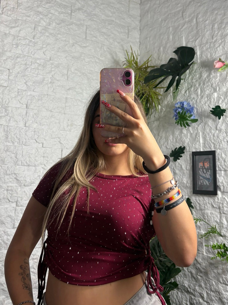 T-shirt crop a costine con apertura laterale e laccio regolabile