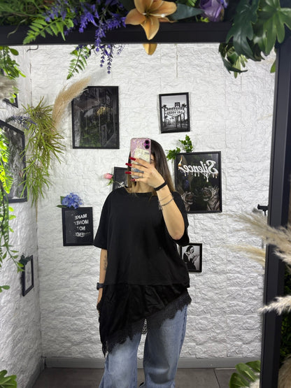 T-shirt tinta unita con balza asimmetrica in raso e pizzo - OVERSIZE