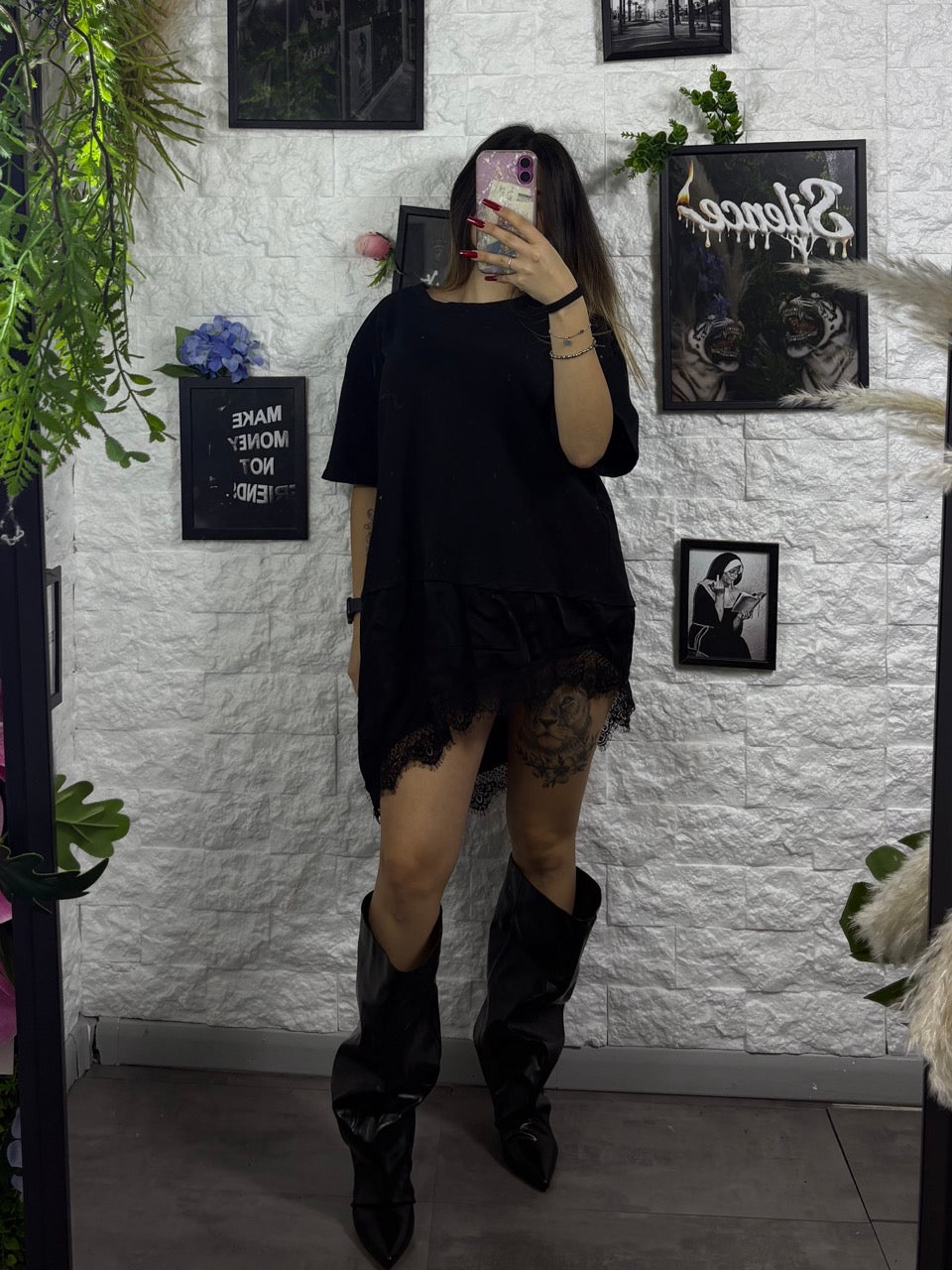 T-shirt tinta unita con balza asimmetrica in raso e pizzo - OVERSIZE