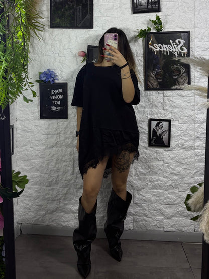 T-shirt tinta unita con balza asimmetrica in raso e pizzo - OVERSIZE