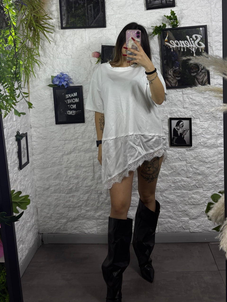 T-shirt tinta unita con balza asimmetrica in raso e pizzo - OVERSIZE