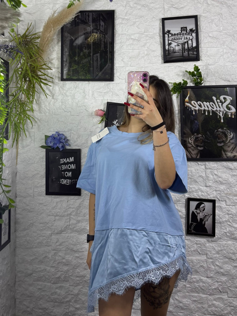 T-shirt tinta unita con balza asimmetrica in raso e pizzo - OVERSIZE