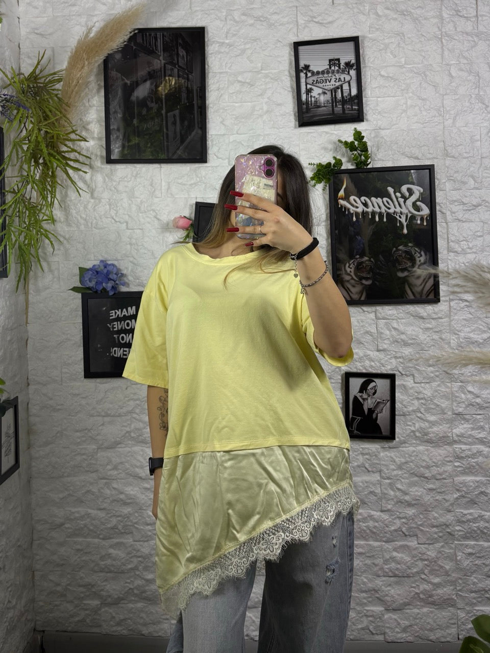 T-shirt tinta unita con balza asimmetrica in raso e pizzo - OVERSIZE