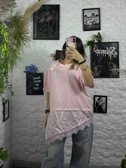 T-shirt tinta unita con balza asimmetrica in raso e pizzo - OVERSIZE