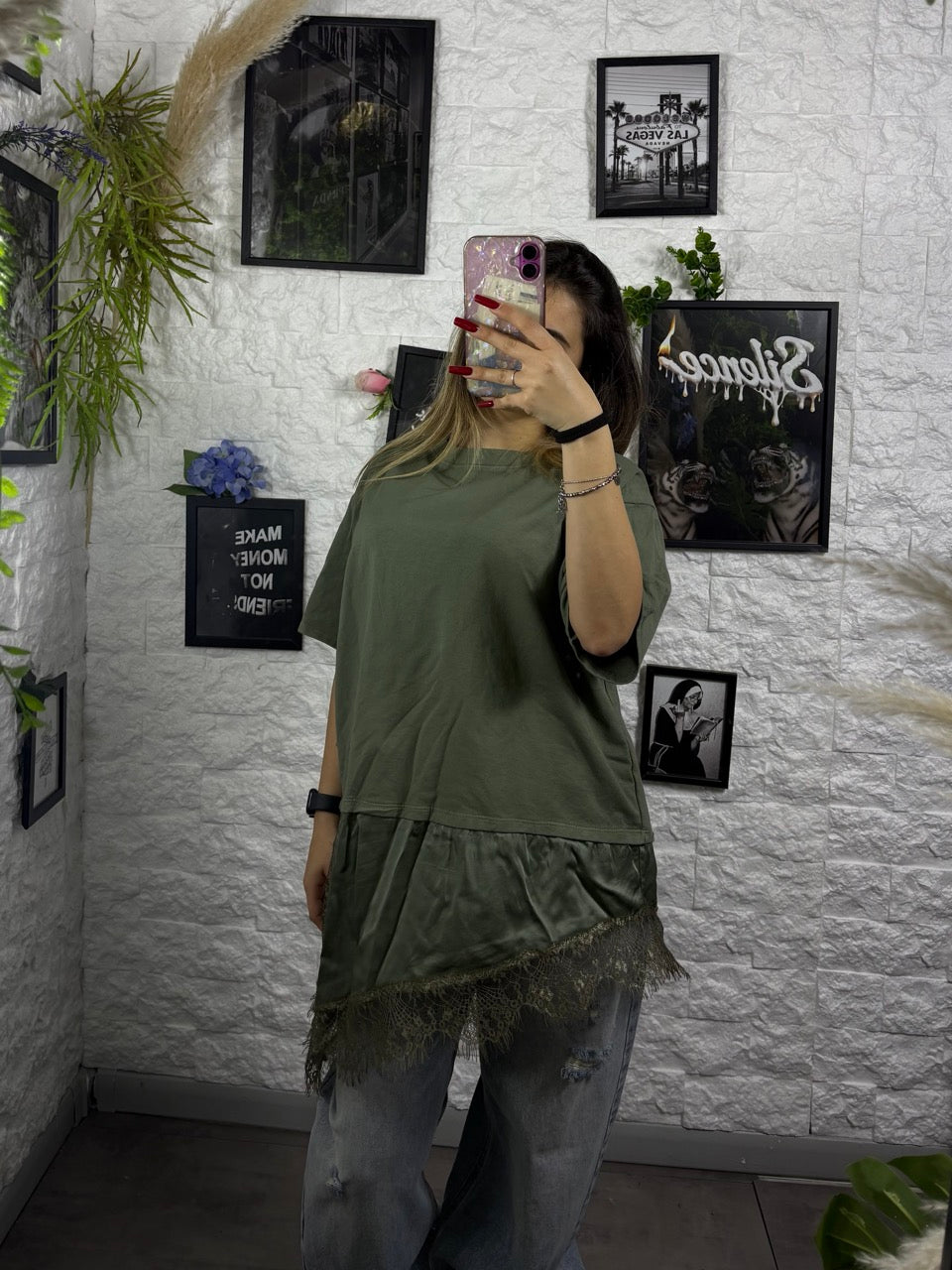 T-shirt tinta unita con balza asimmetrica in raso e pizzo - OVERSIZE