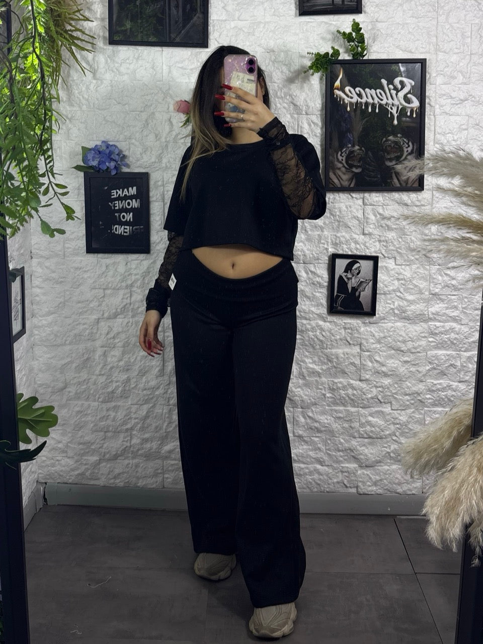 Completo tinta unita con t-shirt crop e pantalone con risvolto in vita