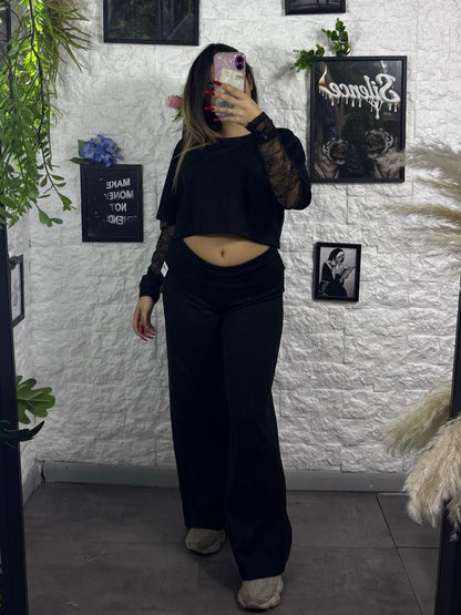 Completo tinta unita con t-shirt crop e pantalone con risvolto in vita