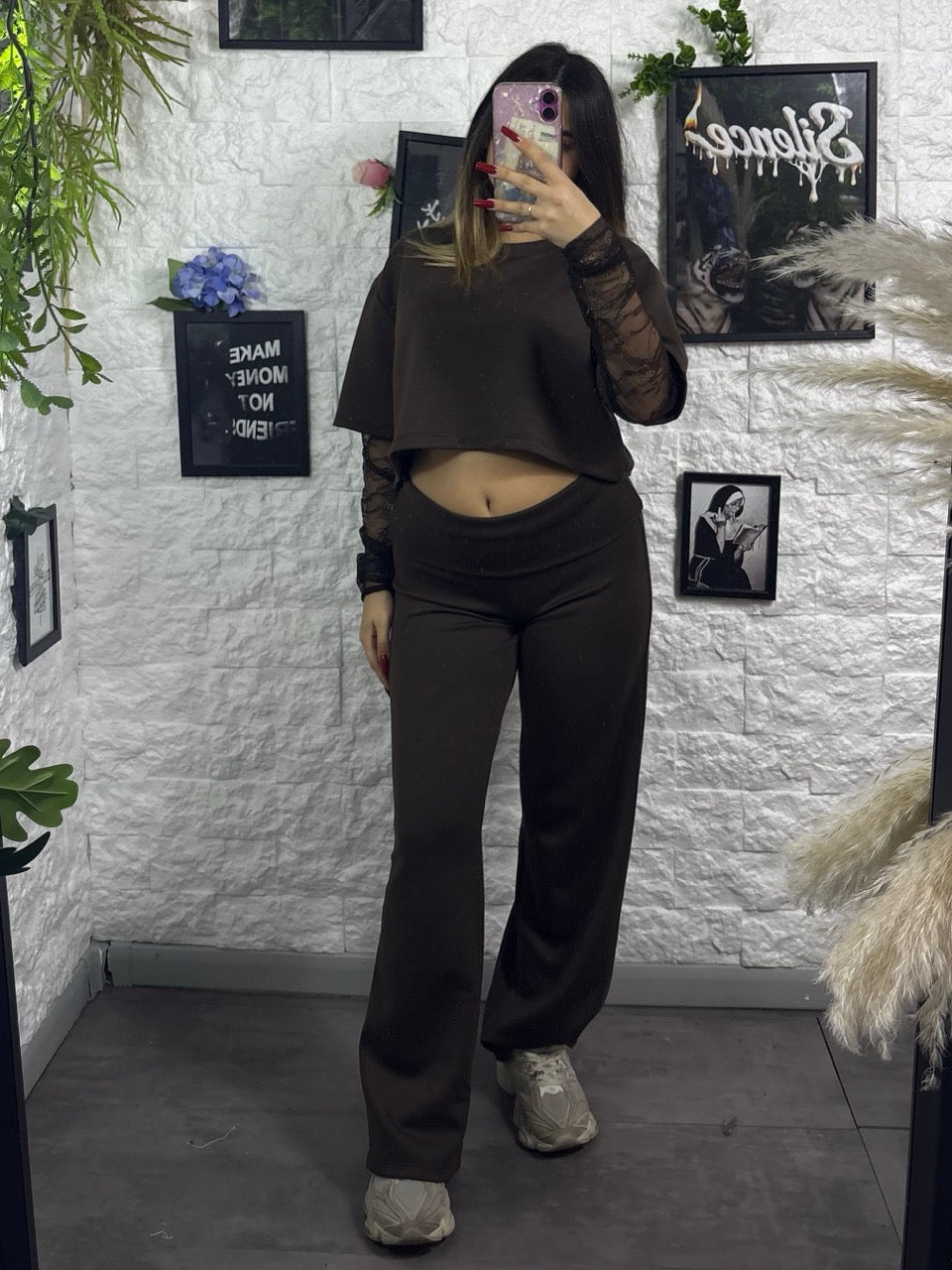 Completo tinta unita con t-shirt crop e pantalone con risvolto in vita