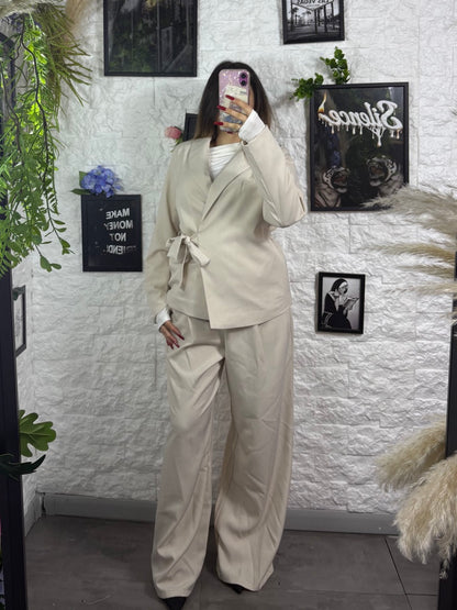 Completo tinta unita con giacca con laccio in vita e pantalone palazzo