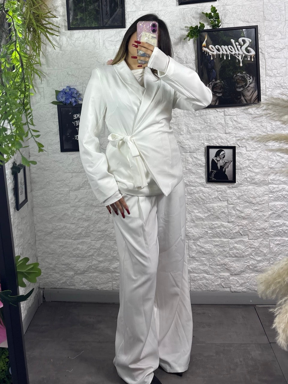 Completo tinta unita con giacca con laccio in vita e pantalone palazzo