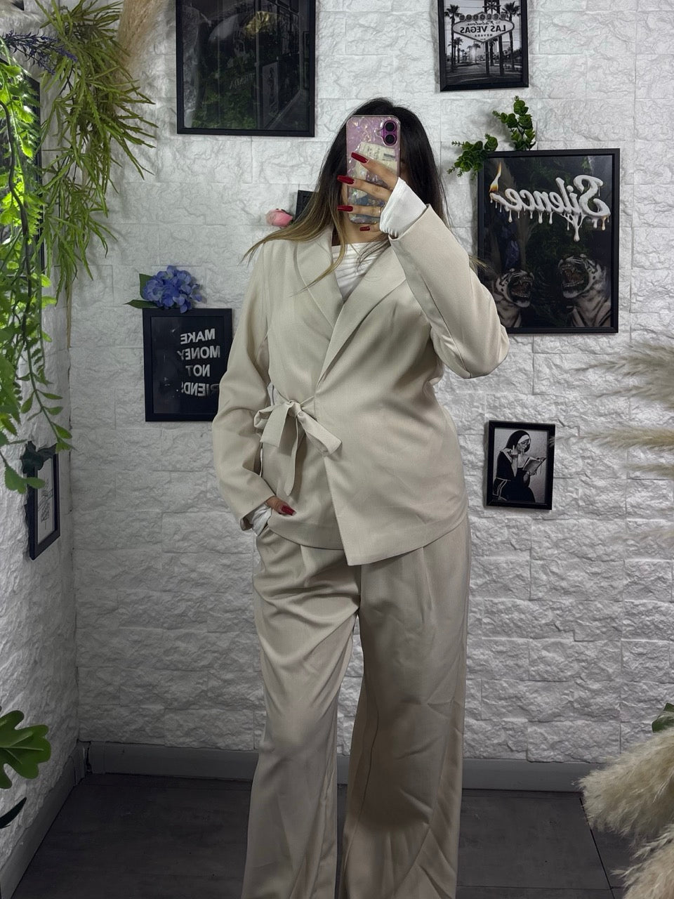 Completo tinta unita con giacca con laccio in vita e pantalone palazzo