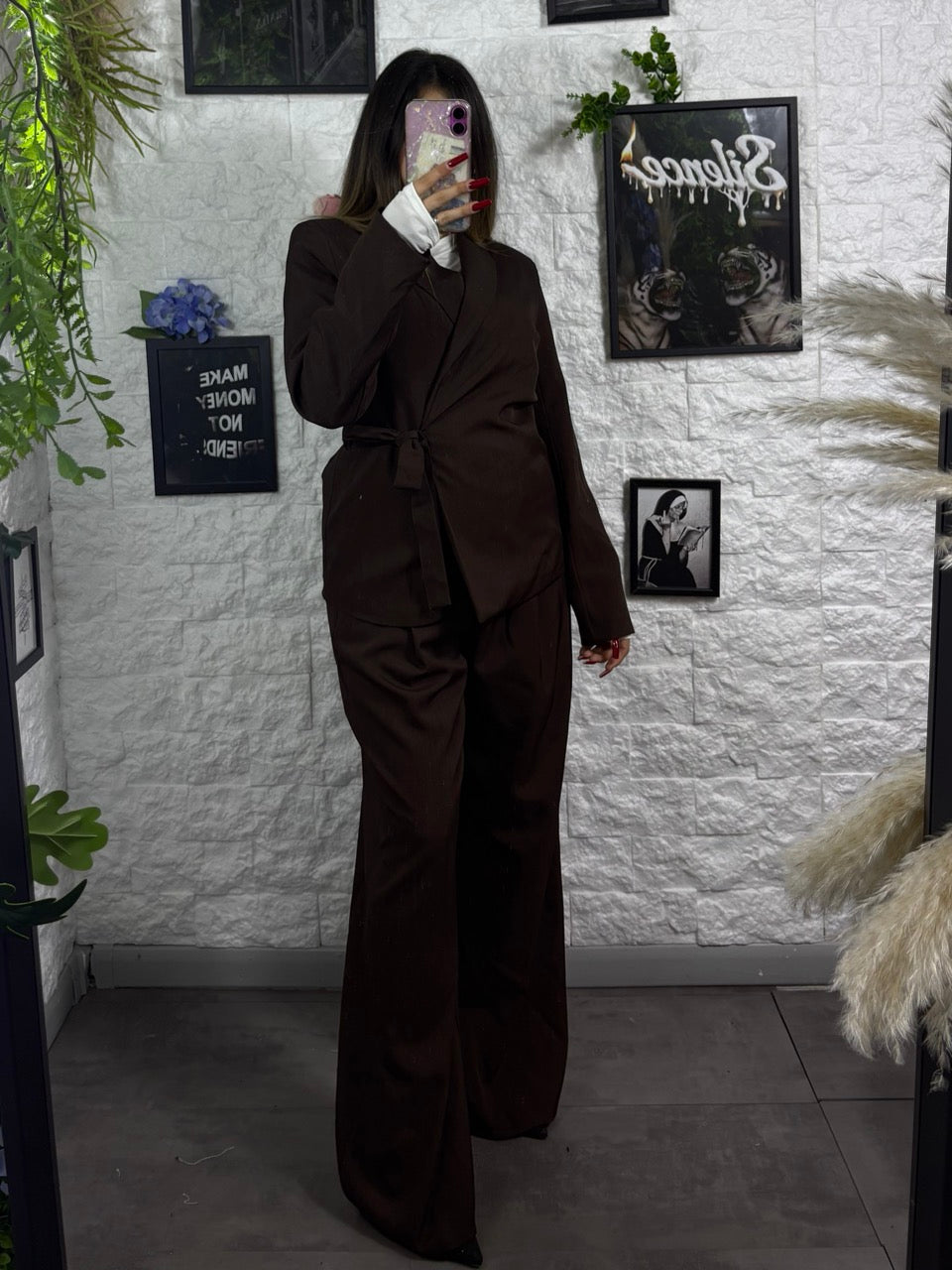 Completo tinta unita con giacca con laccio in vita e pantalone palazzo