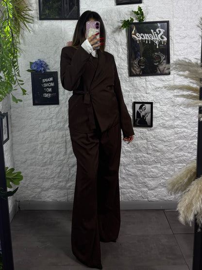 Completo tinta unita con giacca con laccio in vita e pantalone palazzo