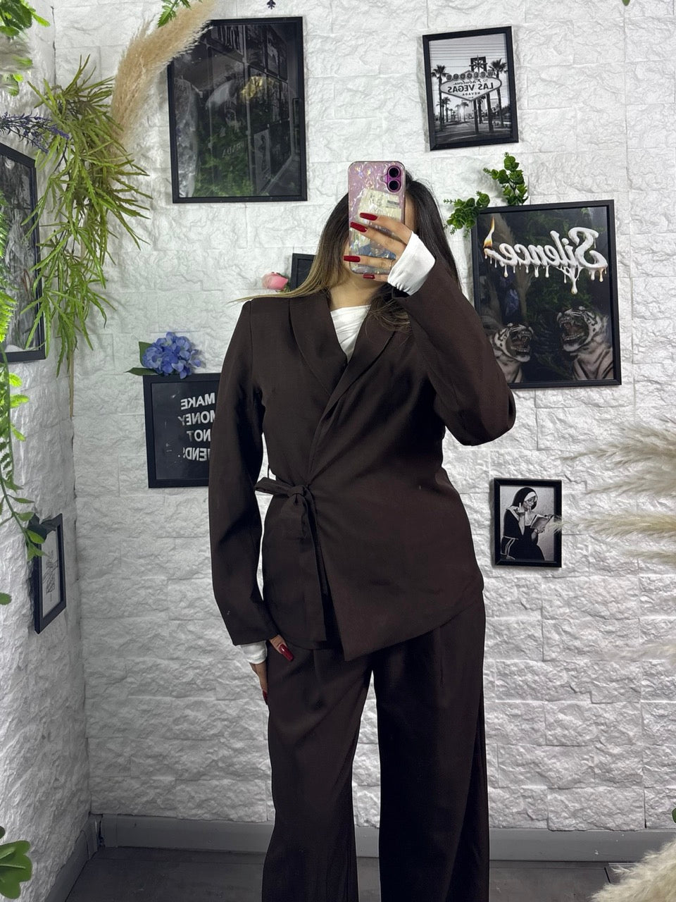 Completo tinta unita con giacca con laccio in vita e pantalone palazzo