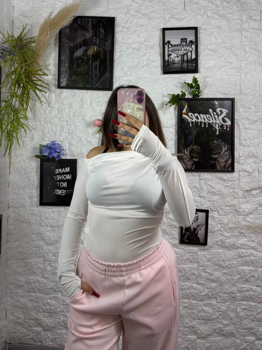 Maglia tinta unita aderente con scollo asimmetrico e manica a guanto