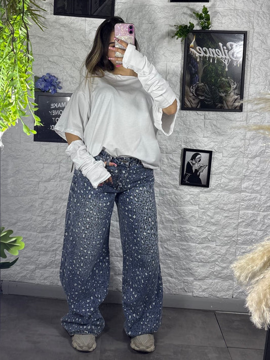 Jeans a palazzo blu in denim con fantasia animalier a fondo ampio