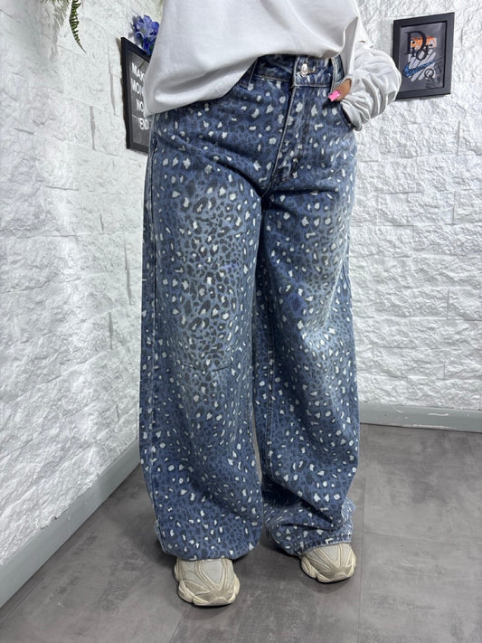 Jeans a palazzo blu in denim con fantasia animalier a fondo ampio