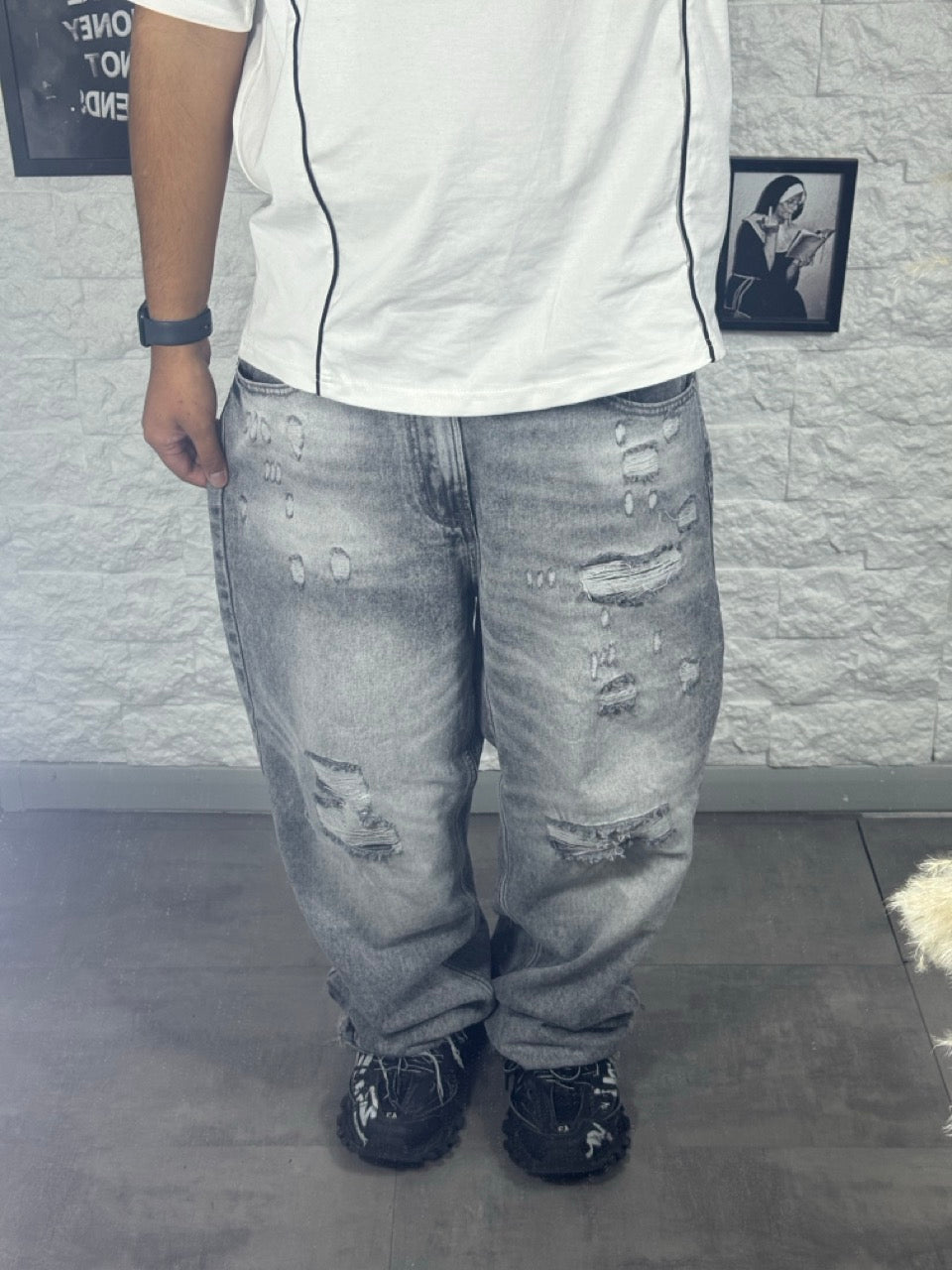Jeans baggy grigio in denim con strappi e orlo sfrangiato