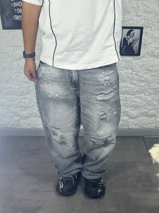 Jeans baggy grigio in denim con strappi e orlo sfrangiato