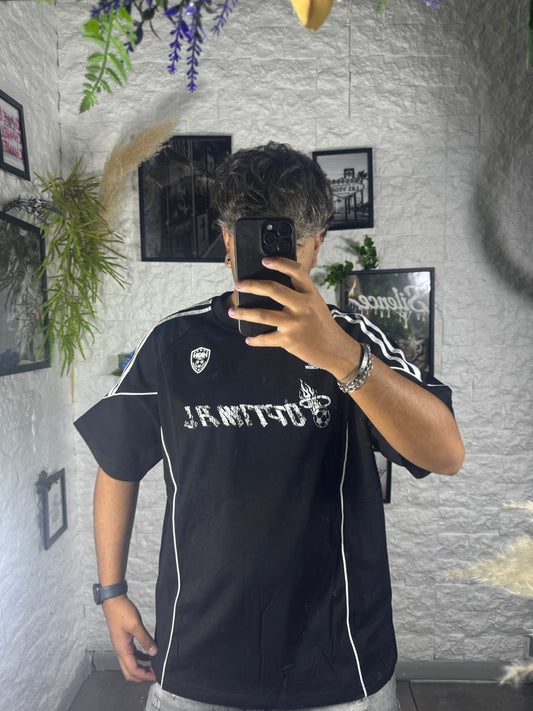 T-shirt nera con stampa frontale e bande a contrasto - OVERSIZE