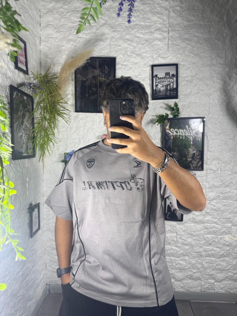 T-shirt grigio piombo con stampa frontale e bande a contrasto - OVERSIZE