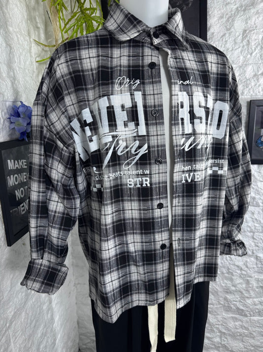 Camicia nera a quadri cropped con stampa NEVERSTOP - OVERSIZE 10-16 anni