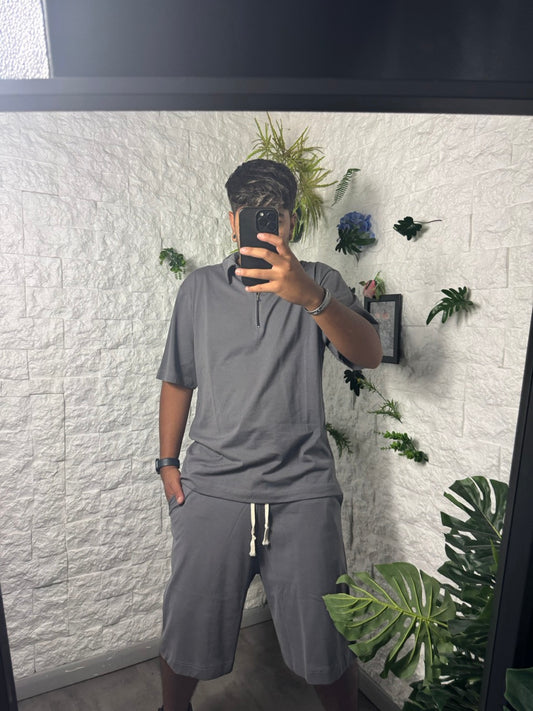 Completo grigio in cotone t-shirt con zip e bermuda tinta unita