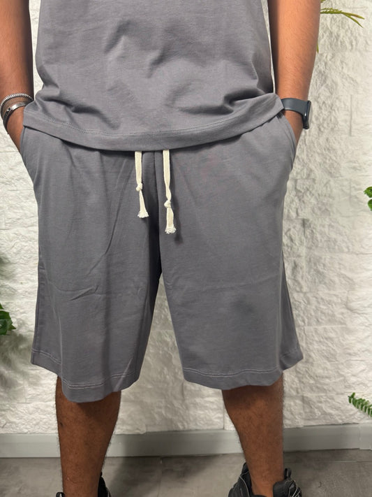 Completo grigio in cotone t-shirt con zip e bermuda tinta unita