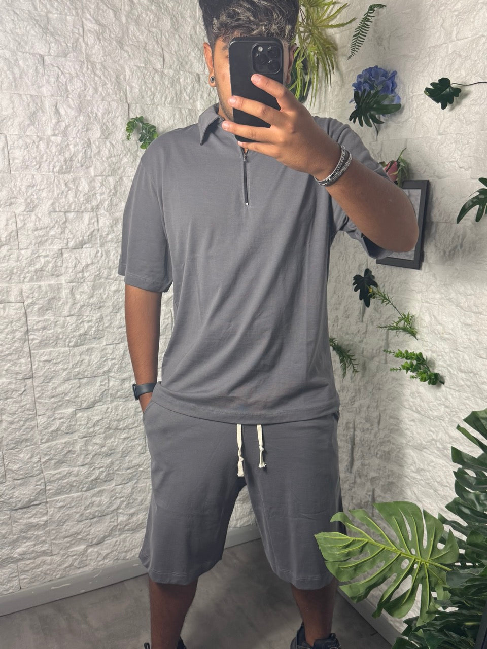 Completo grigio in cotone t-shirt con zip e bermuda tinta unita
