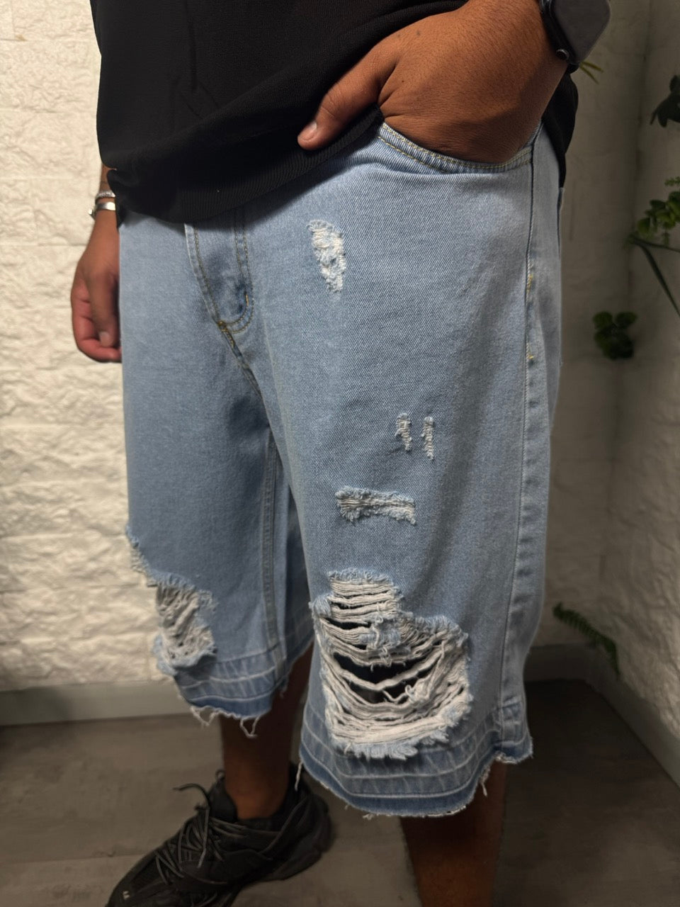 Jeans bermuda denim chiaro con strappi e fondo sfrangiato