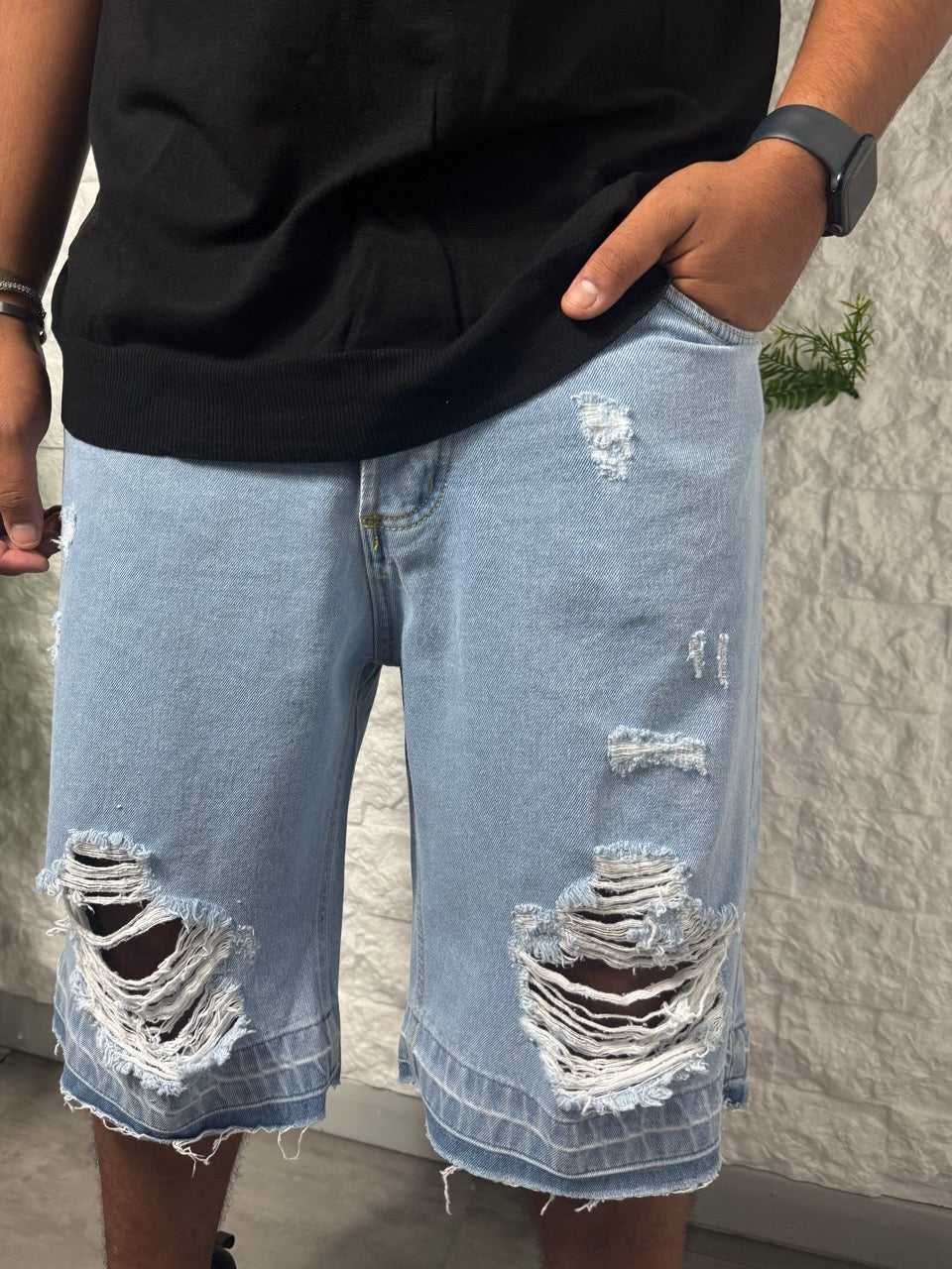 Jeans bermuda denim chiaro con strappi e fondo sfrangiato