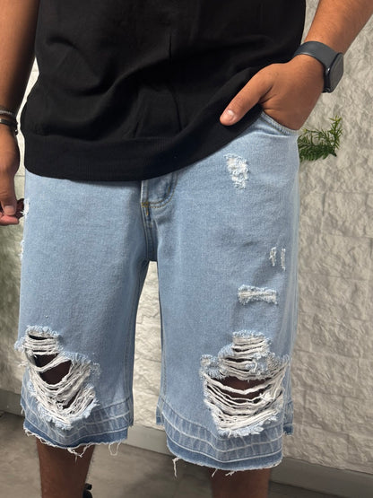 Jeans bermuda denim chiaro con strappi e fondo sfrangiato