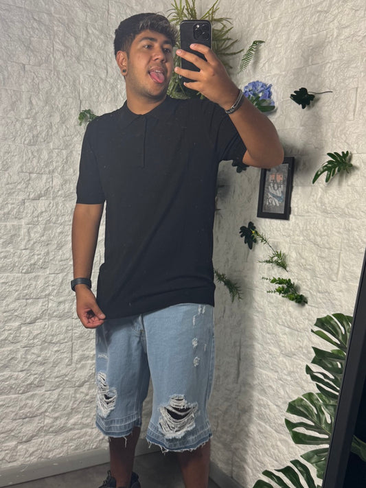 Jeans bermuda denim chiaro con strappi e fondo sfrangiato