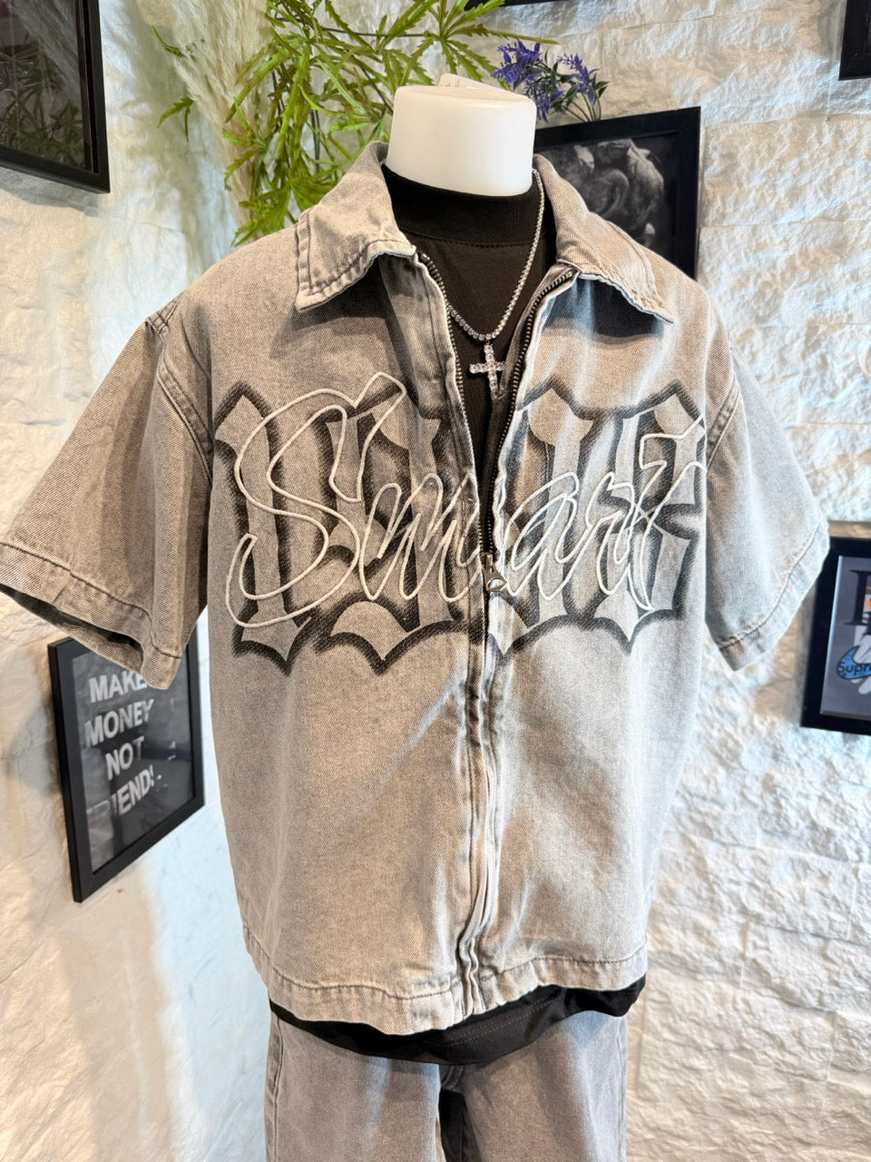 Completo grigio in denim con camicia con zip e shorts 8-16 anni