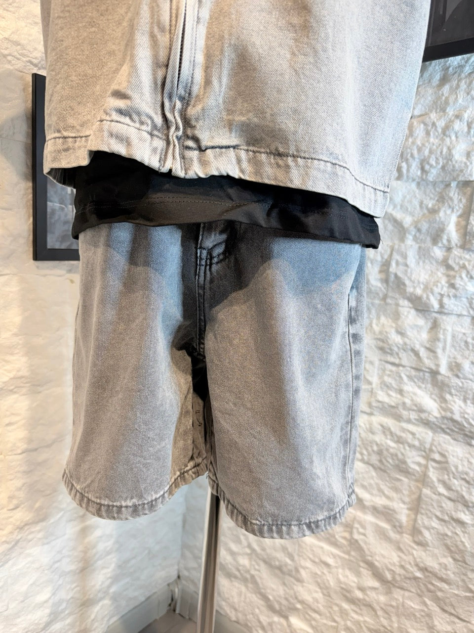 Completo grigio in denim con camicia con zip e shorts 8-16 anni