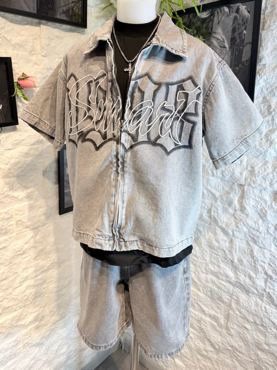 Completo grigio in denim con camicia con zip e shorts 8-16 anni
