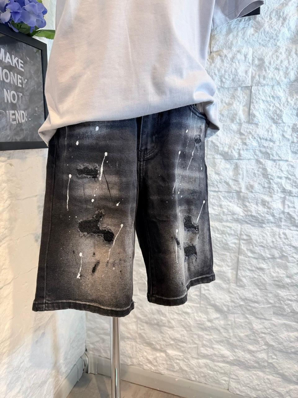 Jeans bermuda grigio slavato con strappi e schizzi di vernice 10-16 anni
