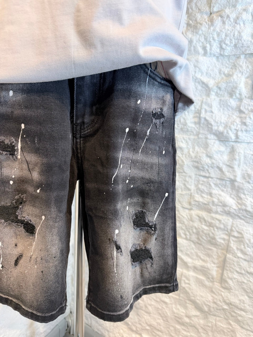 Jeans bermuda grigio slavato con strappi e schizzi di vernice 10-16 anni