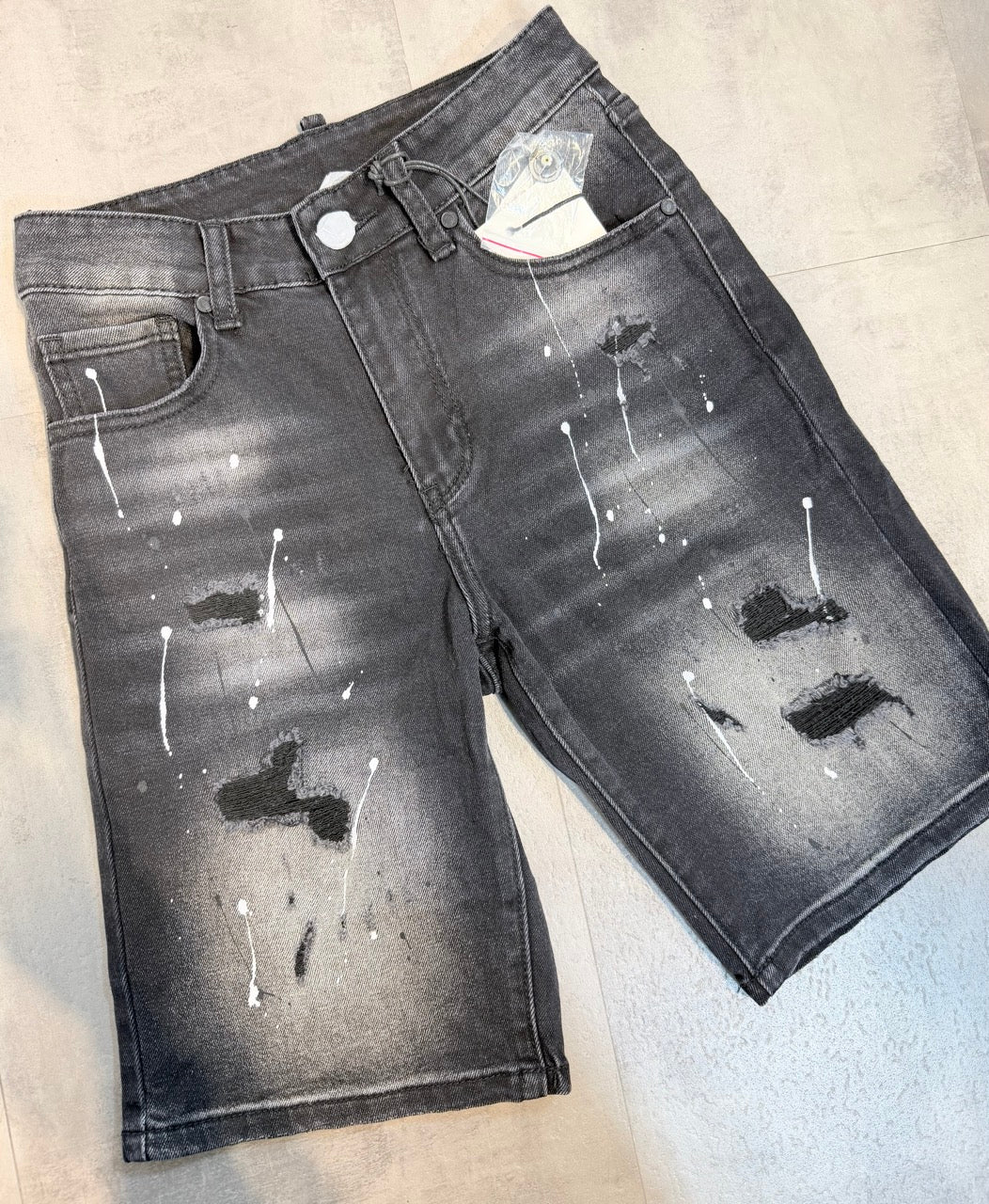 Jeans bermuda grigio slavato con strappi e schizzi di vernice 10-16 anni