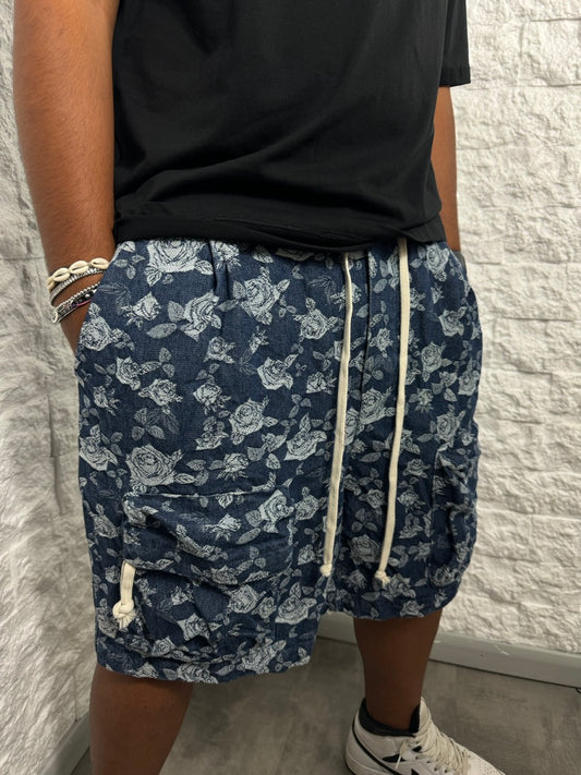 Jeans cargo in denim blu con tasca frontale a zip e rose ricamate